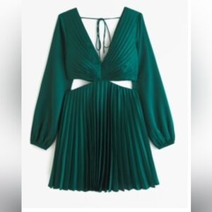Abercrombie and Fitch pleated dress
Size 0P tall 
Emerald green NWT